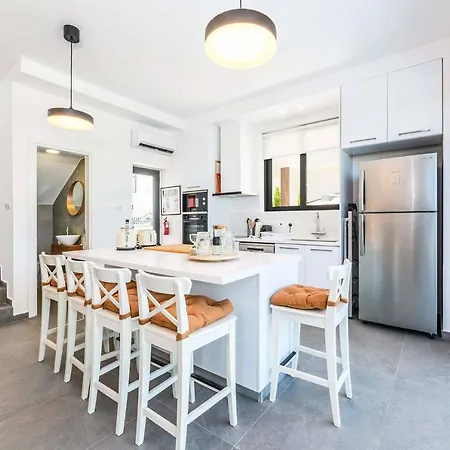 By The Sea Pearl Παραλίμνι